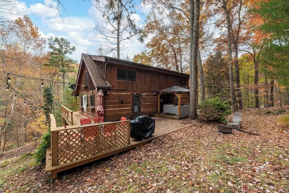 Outdoor Oasis: Relax on the spacious deck with stunning forest views and a hot tub for ultimate bliss!