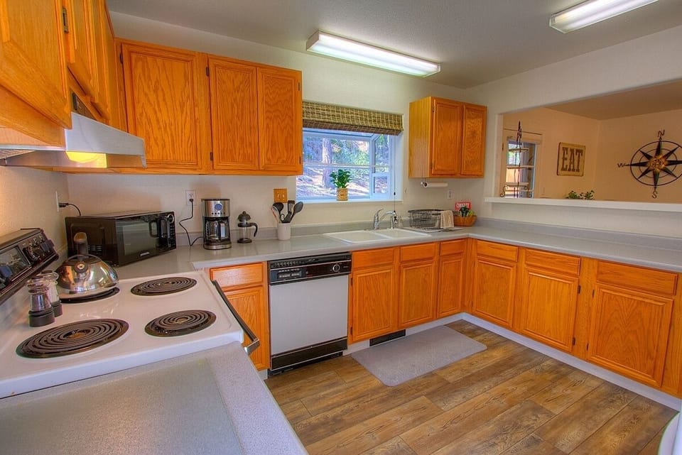 House, 3 Bedrooms | Private kitchen | Fridge, oven, coffee/tea maker, toaster