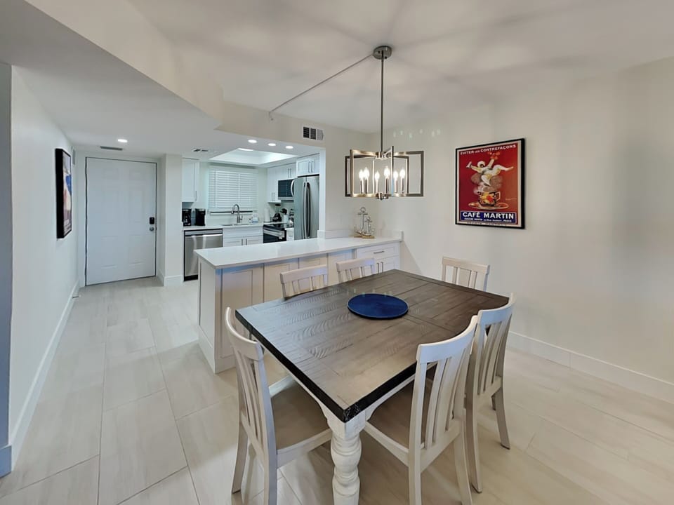 Dining Area - Seating for Six