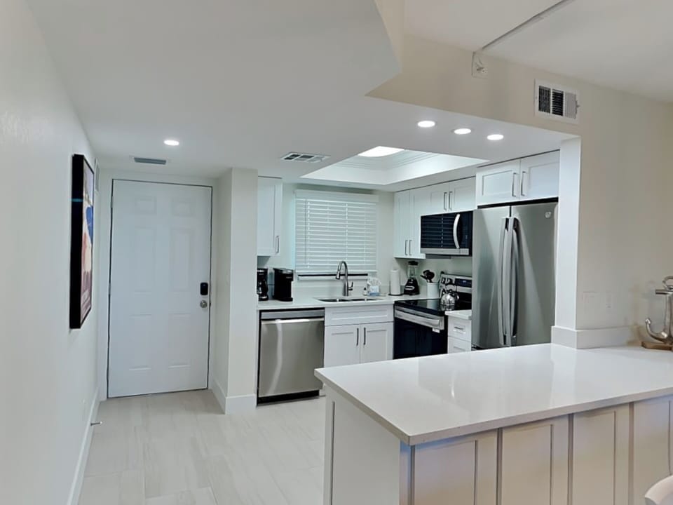 Entry Area to Kitchen