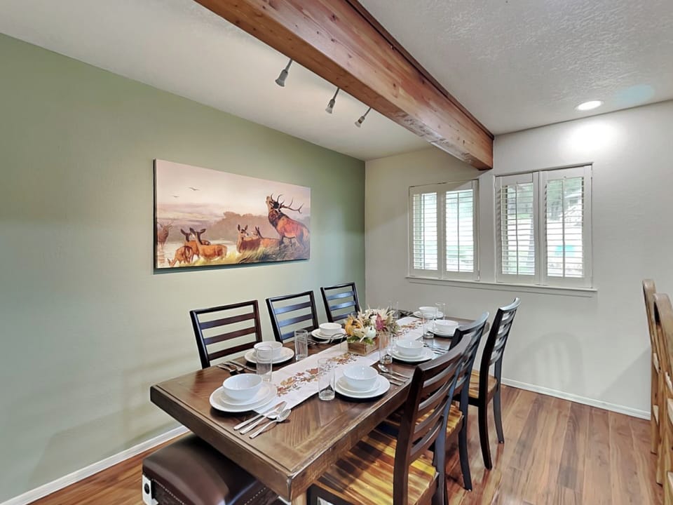 Dining Area - Seating for 6 - First Floor