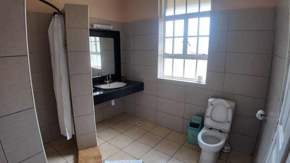 Deluxe Single Room, Garden View | Bathroom | Slippers, towels, soap, shampoo