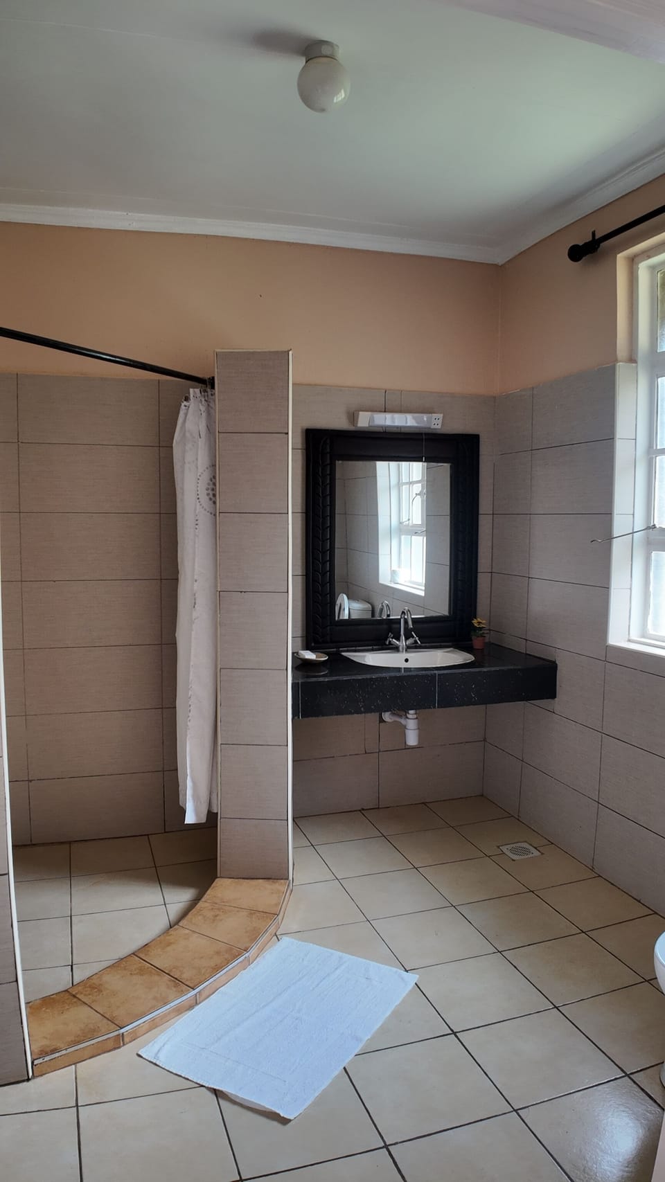 Deluxe Single Room, Garden View | Bathroom | Slippers, towels, soap, shampoo