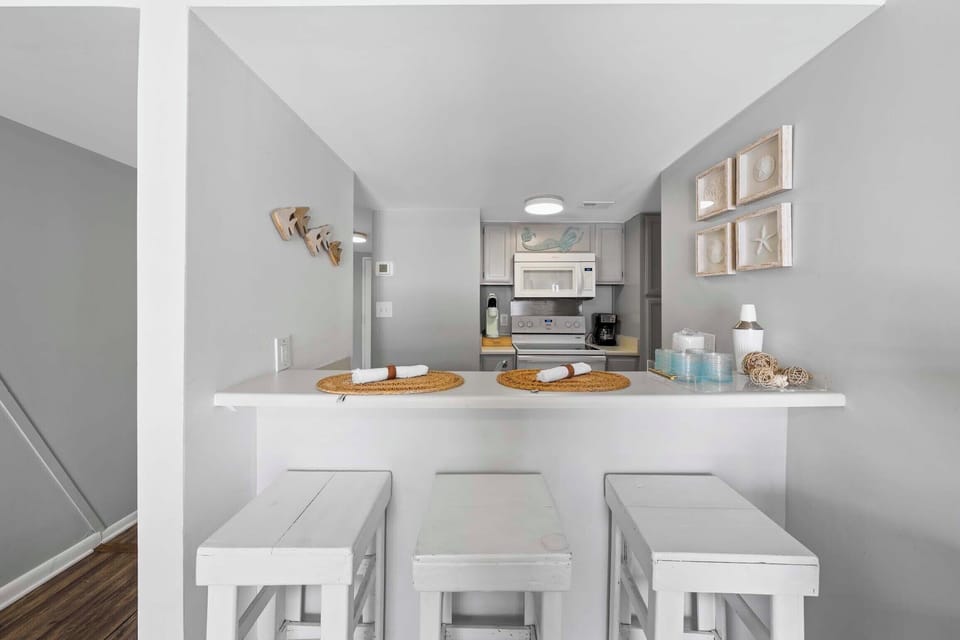Eat-in kitchen bar seating