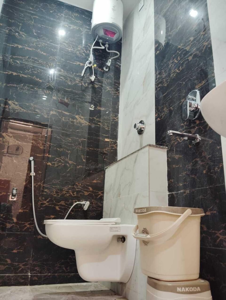 Deluxe Double Room, City View | Bathroom | Shower, free toiletries
