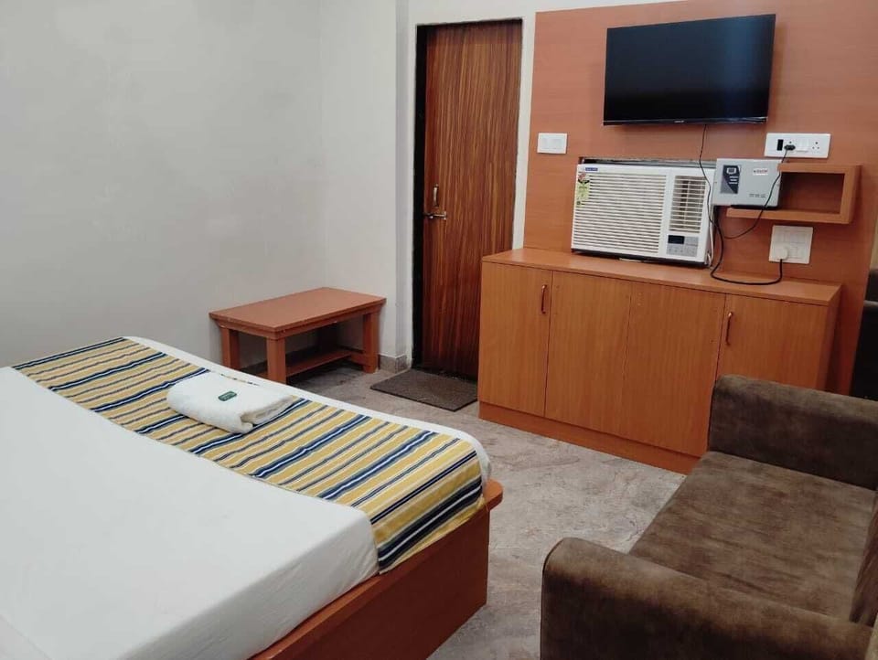 Deluxe Double Room, City View | Desk, laptop workspace, free WiFi