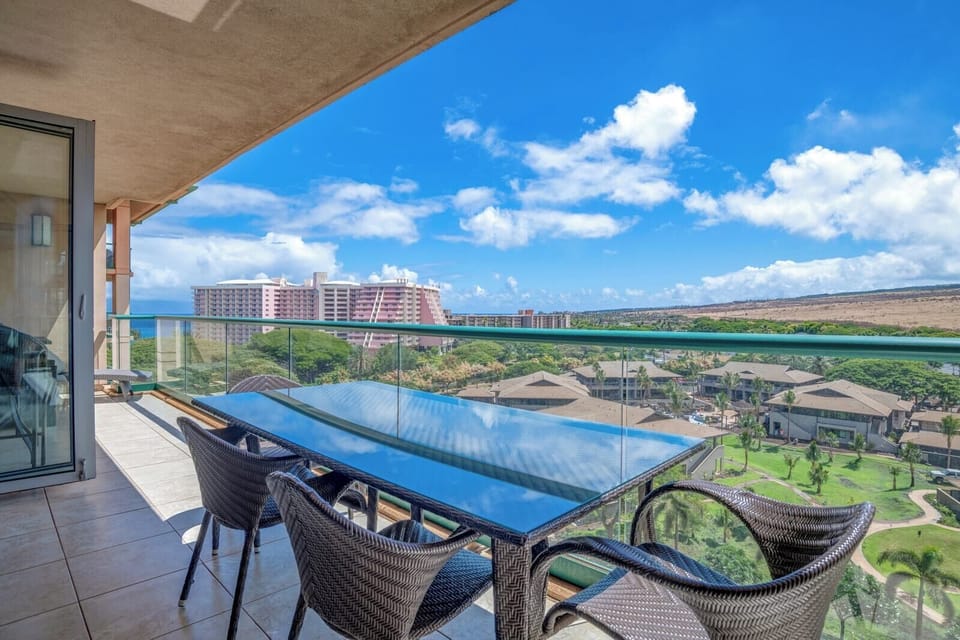 Elegant lanai dining with peeing ocean views and sweeping mountain vistas HKK-926