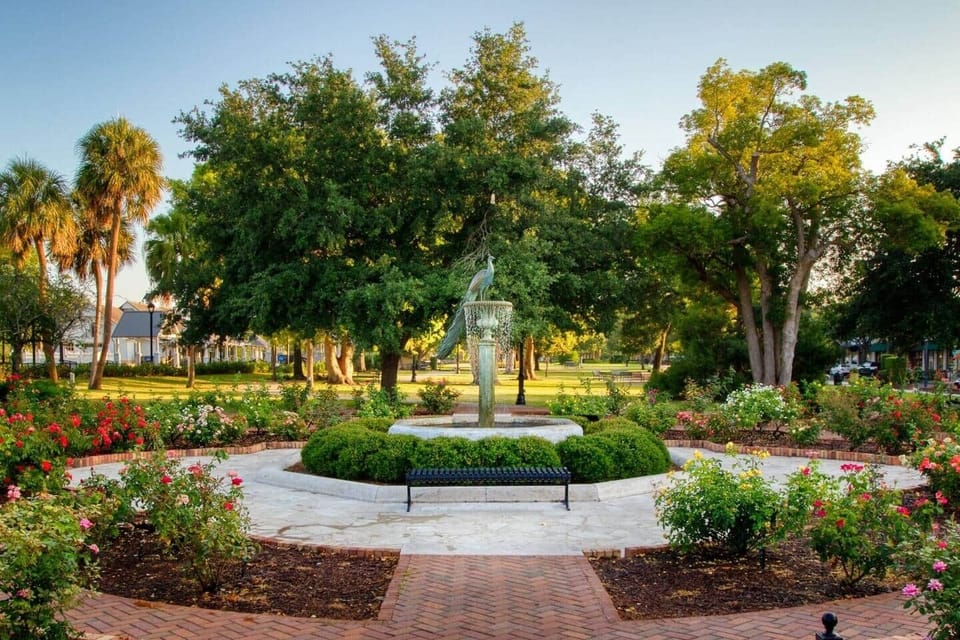 Just a 10-minute drive to Park Avenue in Winter Park, offering charming boutiques, gourmet dining, and scenic strolls under oak-lined streets.