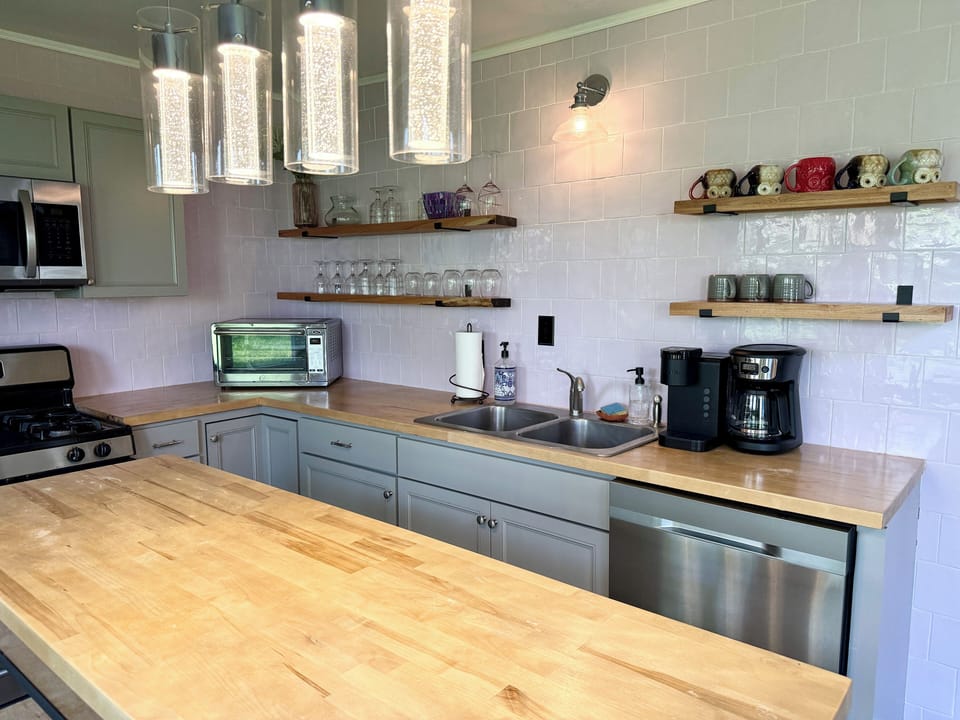     Fully equipped kitchen with gas stove & island
