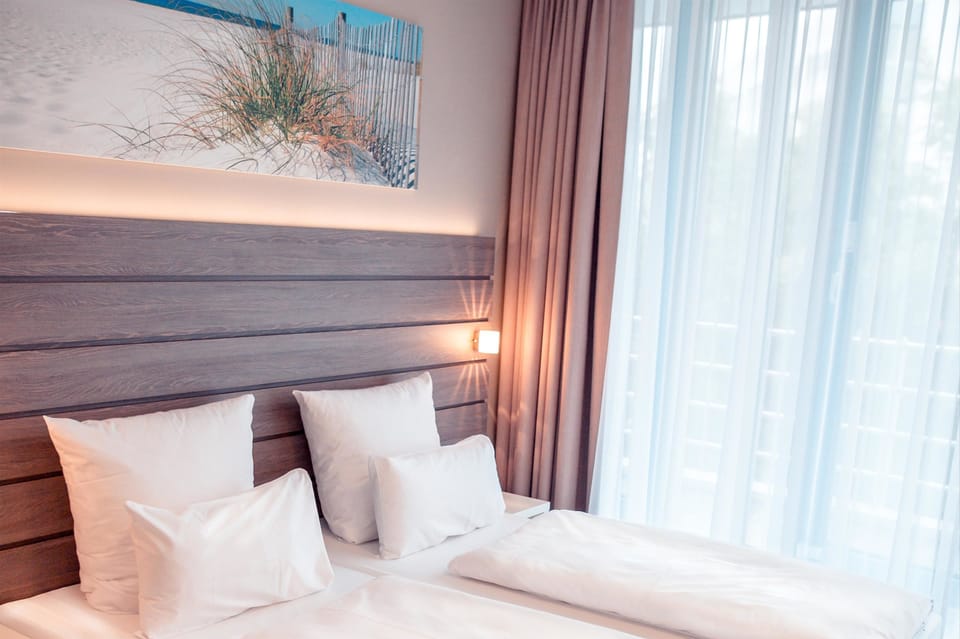 Standard Room, 1 Queen Bed | Hypo-allergenic bedding, desk, blackout drapes, soundproofing