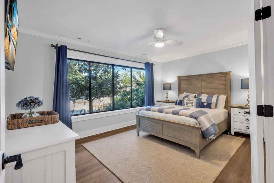 Bedroom 4: 1 Queen bed, access to hallway bathroom, Smart TV