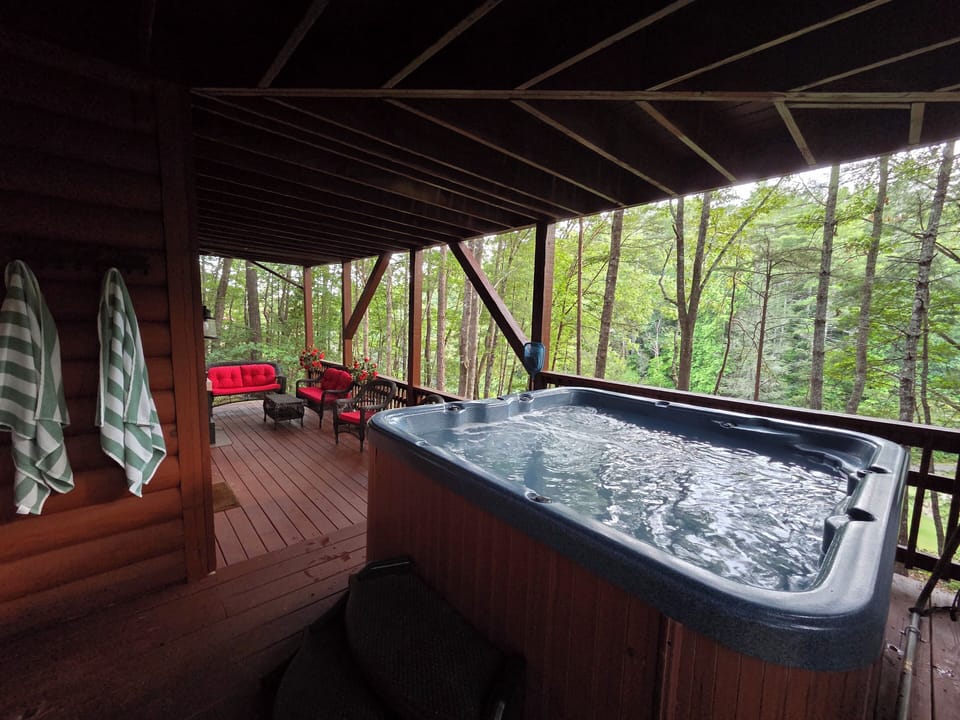 Hot tub towels and hooks are provided for the FamiLee's convenience.