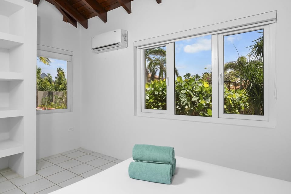 Tropical Escape 4BR Villa Pool BBQ Near Palm Beach (30829)