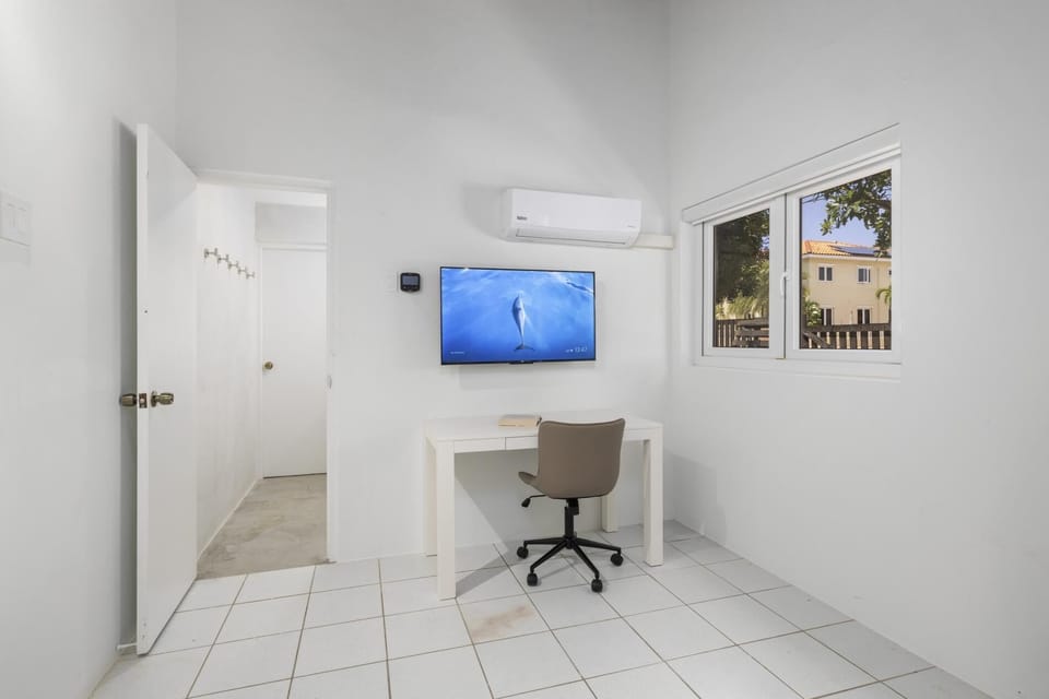 Tropical Escape 4BR Villa Pool BBQ Near Palm Beach (30850)