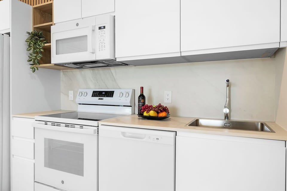 Whether you're a gourmet chef or just want to make a quick breakfast, you'll find everything you need to create your favorite meals. With modern appliances and all the essential tools, you can enjoy the convenience of home cooking while you're away.