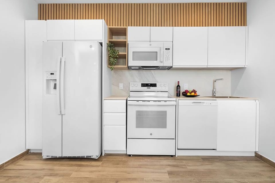 Whether you're a gourmet chef or just want to make a quick breakfast, you'll find everything you need to create your favorite meals. With modern appliances and all the essential tools, you can enjoy the convenience of home cooking while you're away.