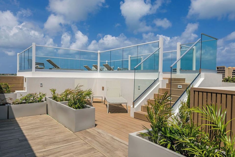 Access to a spectacular shared rooftop, perfect for soaking in incredible views, meeting fellow travelers, or simply relaxing under the open sky. Imagine coffee with a panorama or sunset cocktails with new friends.