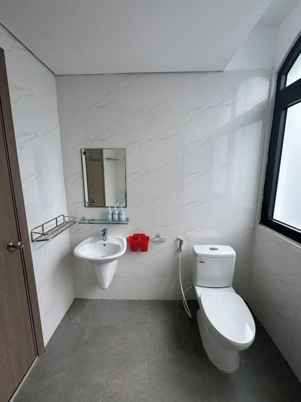 Shower, rainfall showerhead, free toiletries, hair dryer