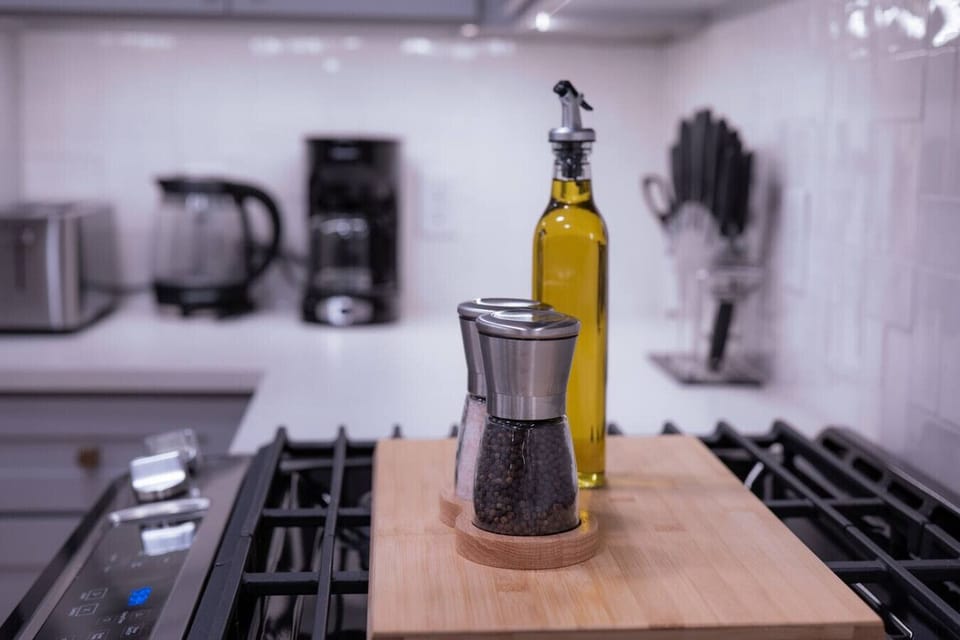 Fully stocked kitchen with all that you need. Pots, pans, bakeware, salt +pepper, and olive oil!!
