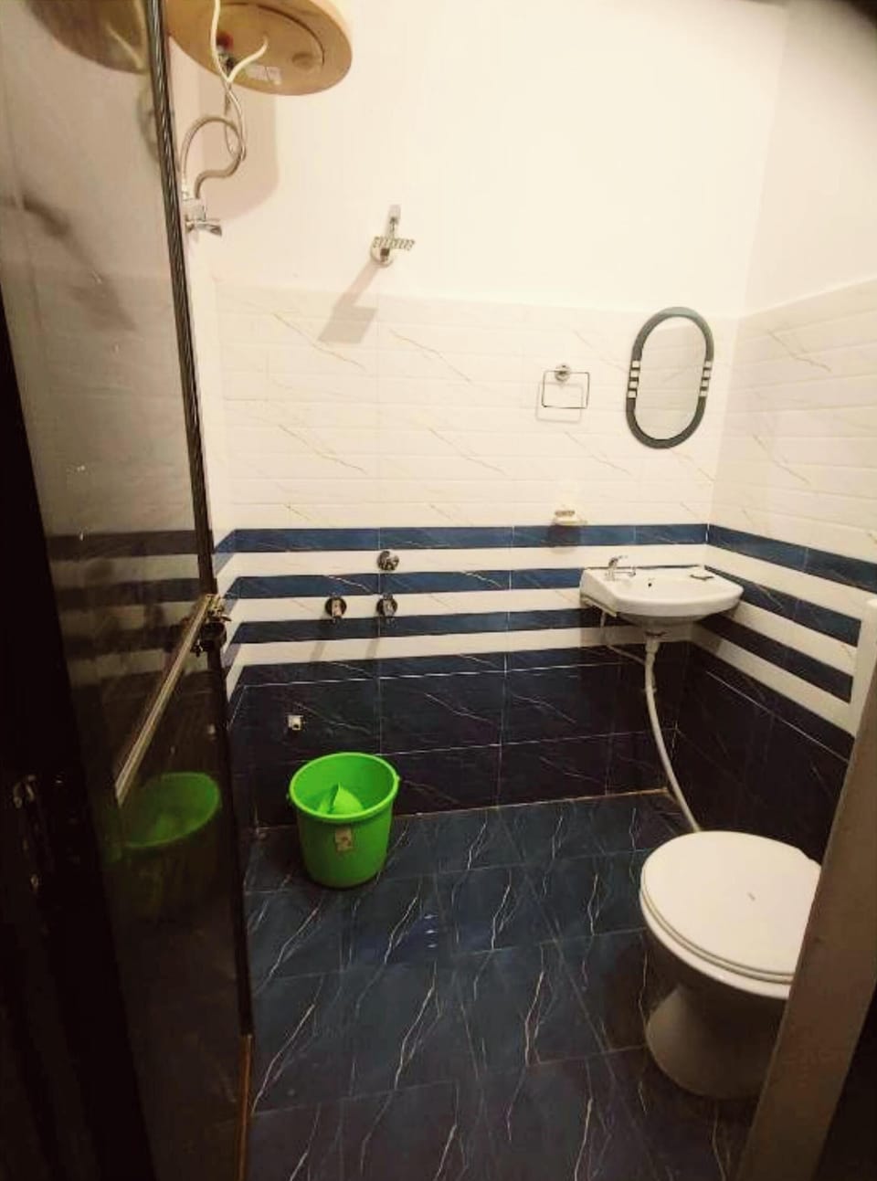 Double Room | Bathroom | Shower, free toiletries, towels, soap