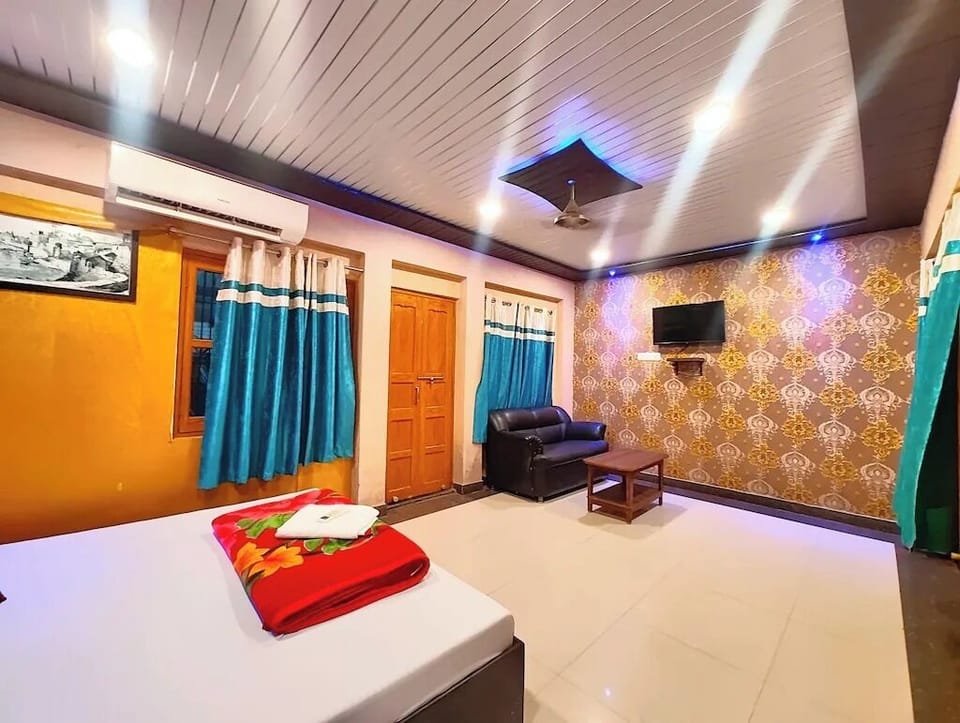 Deluxe Double Room, Air conditioning | Hypo-allergenic bedding, in-room safe, desk, soundproofing