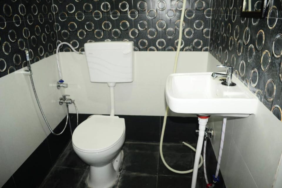 Shower, rainfall showerhead, free toiletries, slippers
