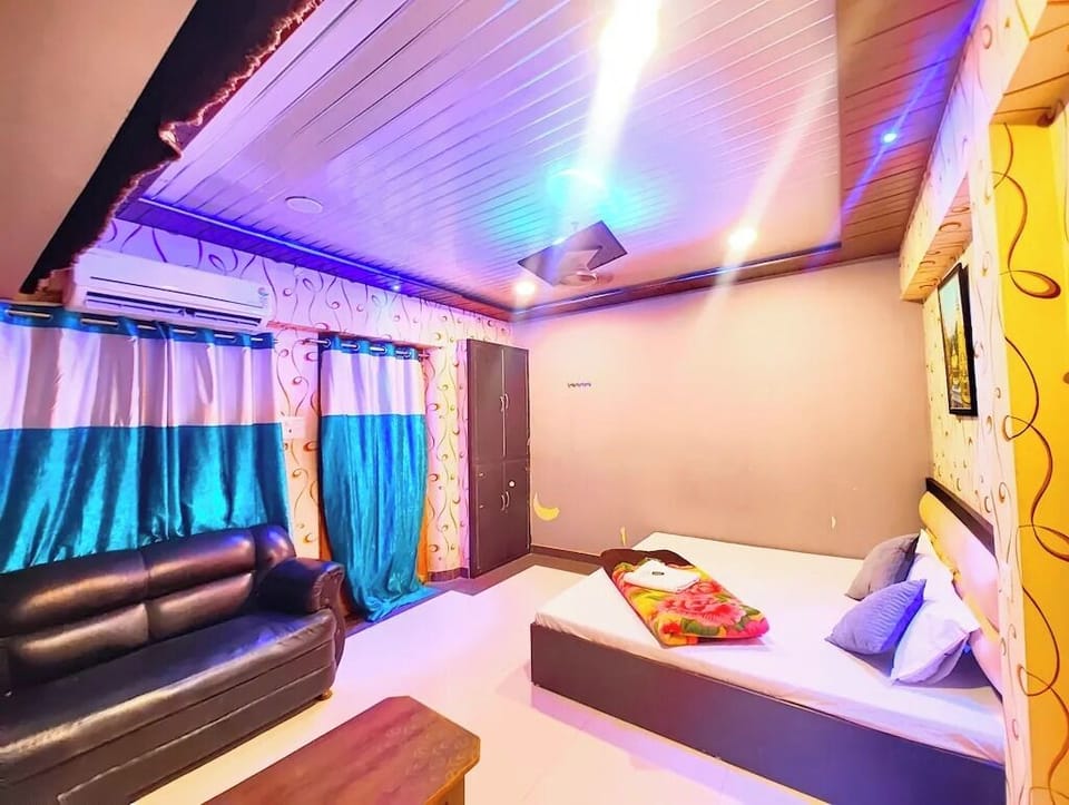 Deluxe Double Room, Air conditioning | Hypo-allergenic bedding, in-room safe, desk, soundproofing