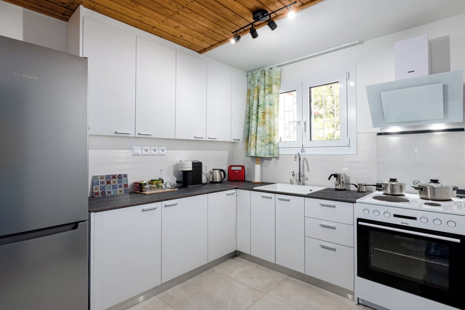 Fully equipped kitchen with microwave also available 