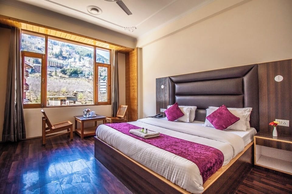 Luxury Room | Rollaway beds, bed sheets