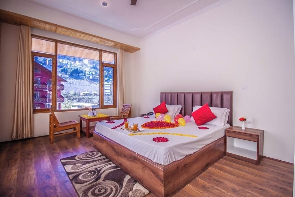 Deluxe Room | Rollaway beds, bed sheets