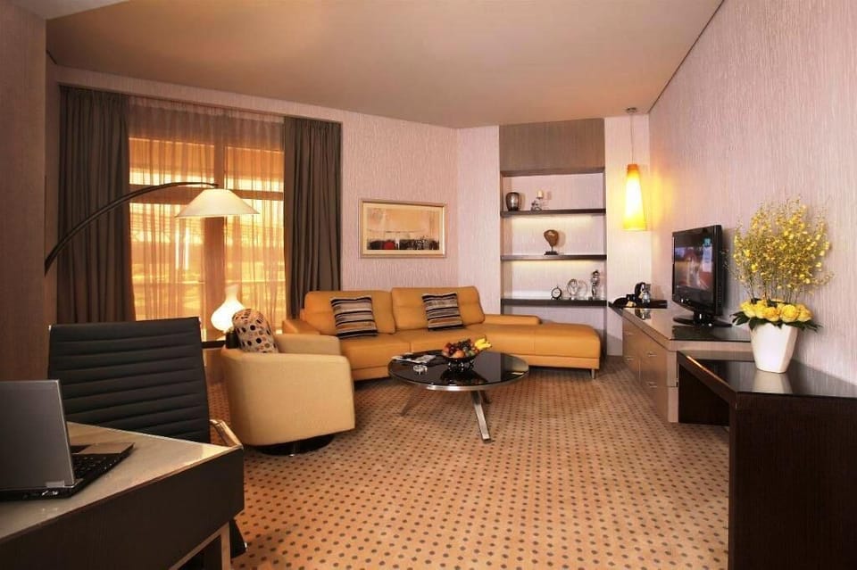 Executive Suite | Living room | Flat-screen TV