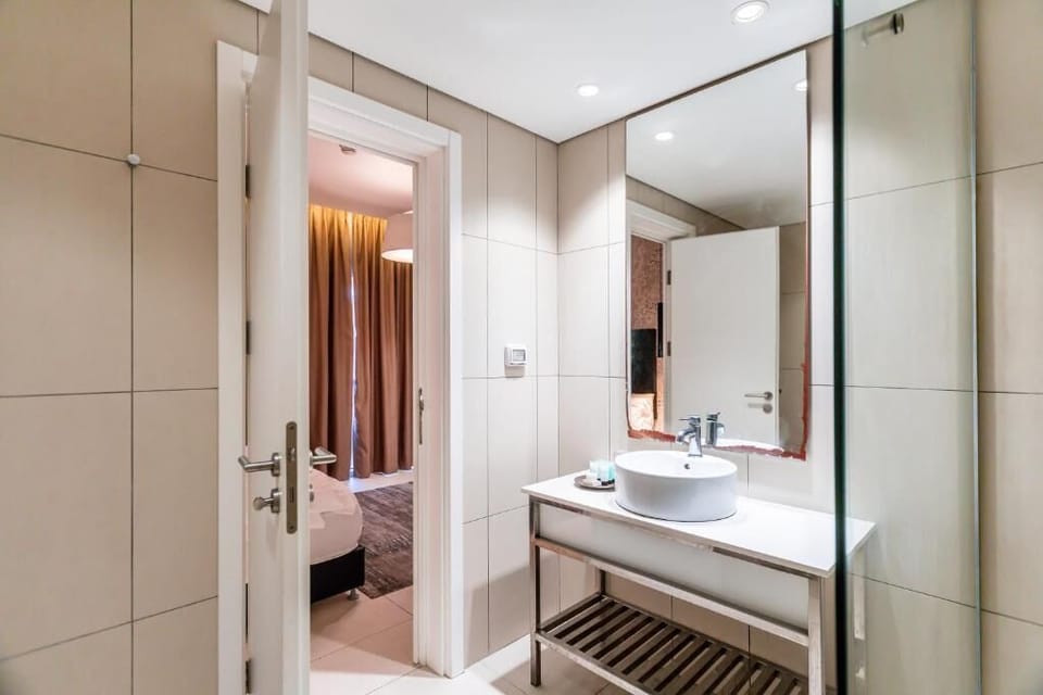Deluxe Double or Twin Room, Balcony, City View | Bathroom | Soap, shampoo, toilet paper