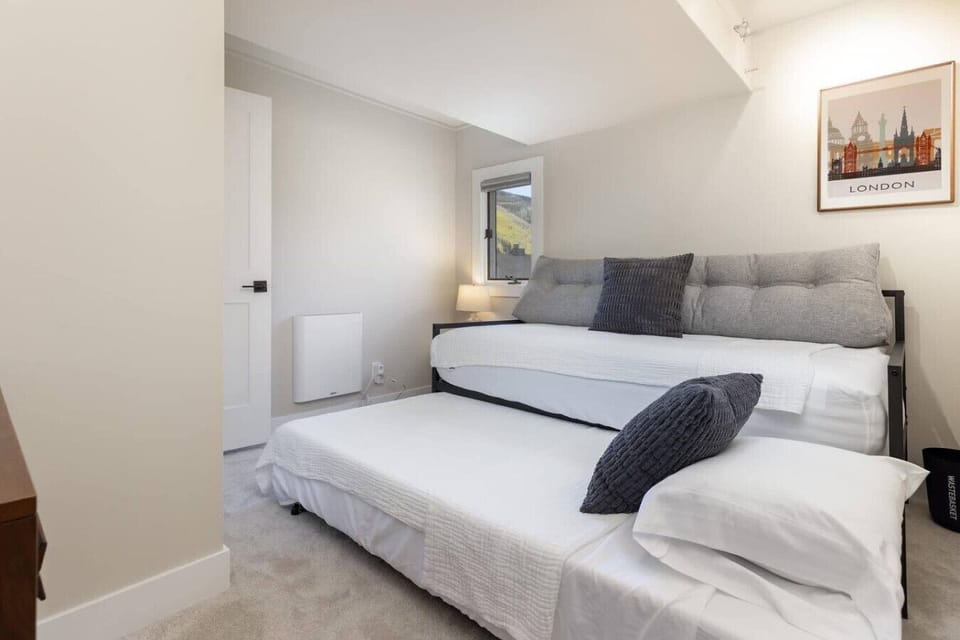 Second bedroom with trundle bed