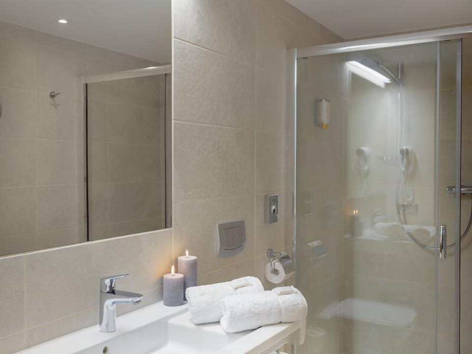 Deluxe Room | Bathroom | Shower, hair dryer, towels, soap