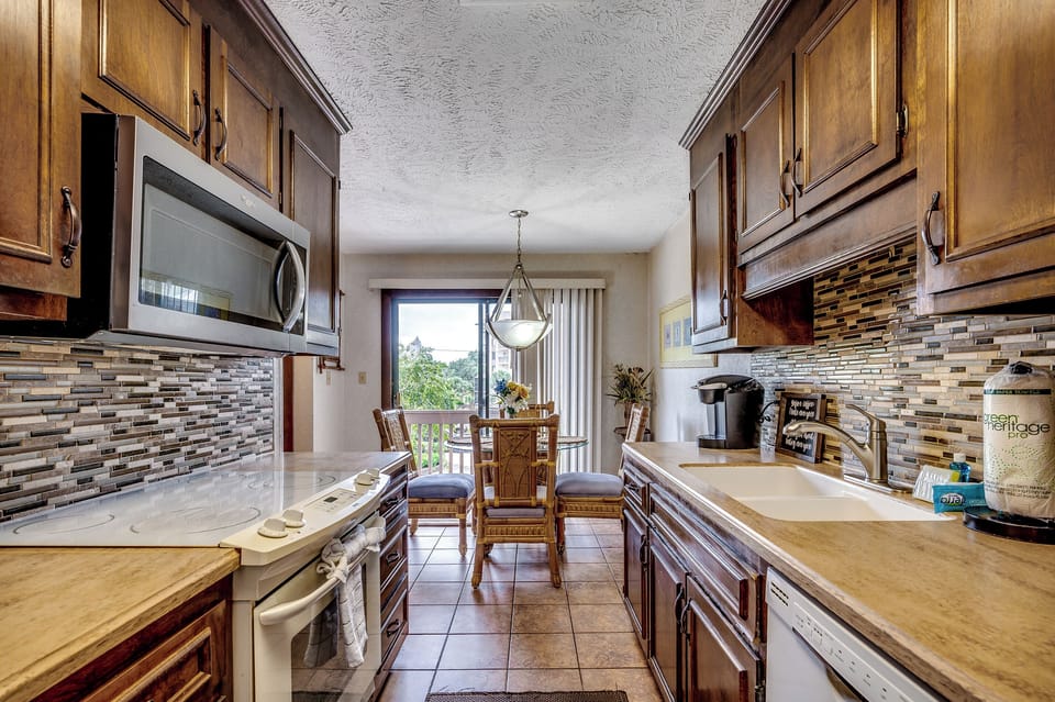 Breakfast nook next to kitchen