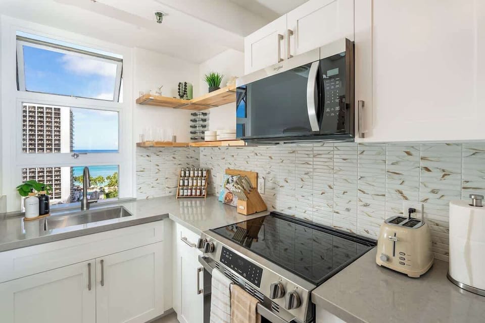 Looking to chef up a tasty meal?  You'll love our modern and fully stocked kitchen.  And you might evening enjoy doing dishes while you gaze out the window and the beautiful Pacific Ocean. 
