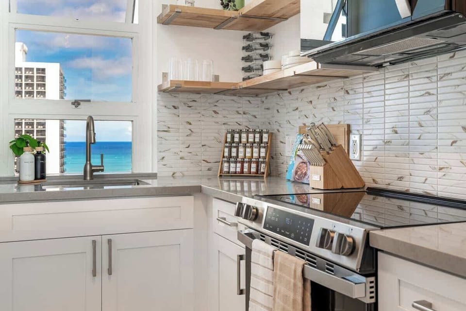 The cozy galley kitchen was designed with the goal of offering our guest a combination of efficiency and elegance. 