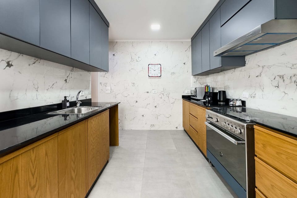 Basic Apartment | Private kitchen | Fridge, microwave, oven, stovetop