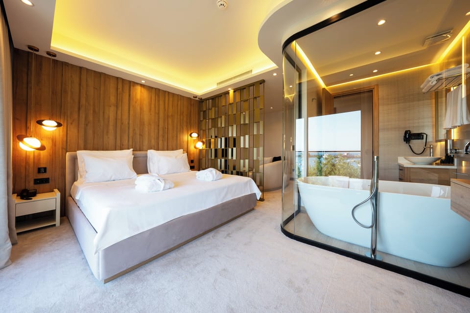 Deluxe Suite, Balcony, Sea View | In-room safe, soundproofing, free WiFi