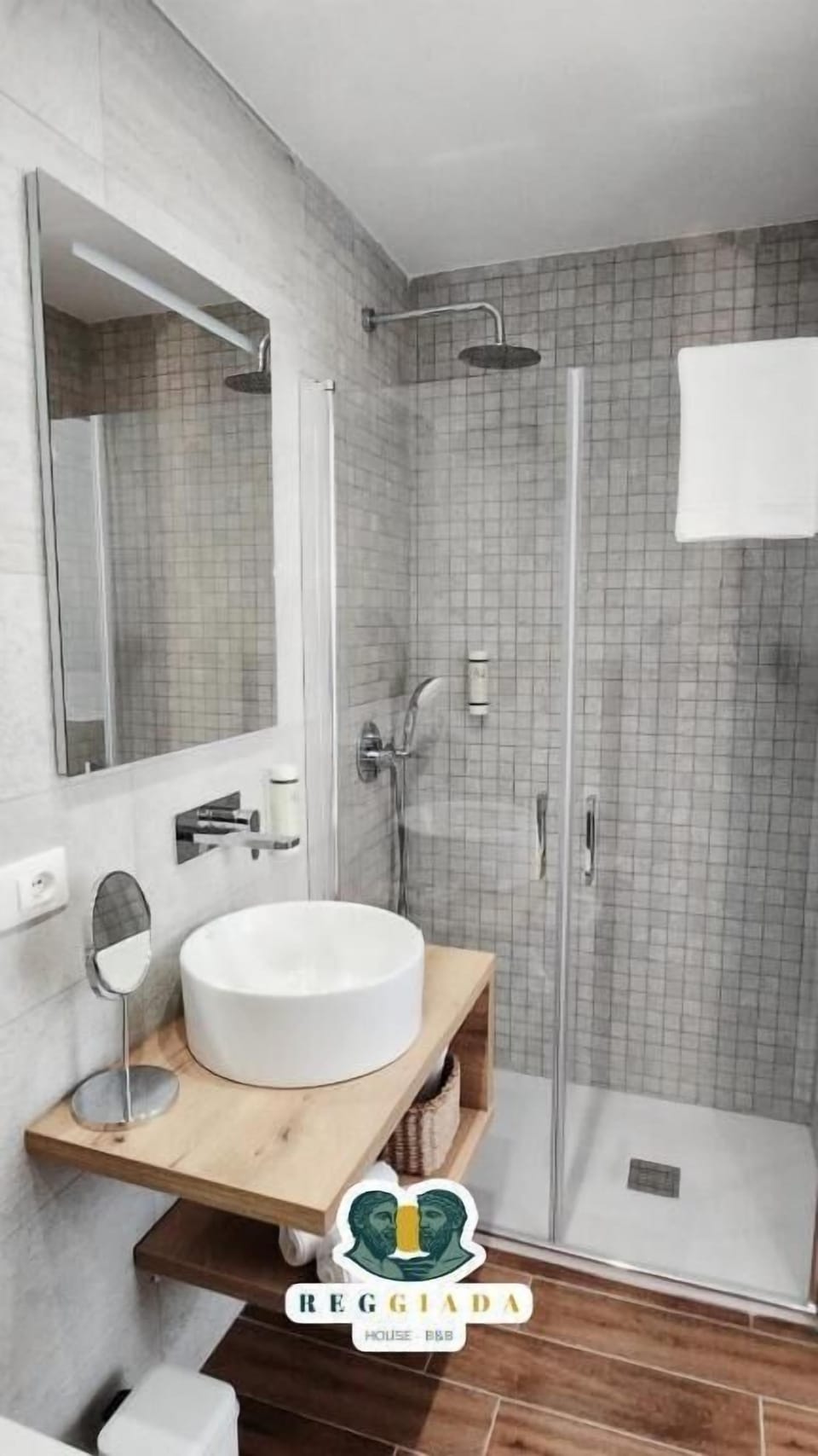 Deluxe Room, Balcony | Bathroom | Shower, hair dryer, bathrobes, slippers