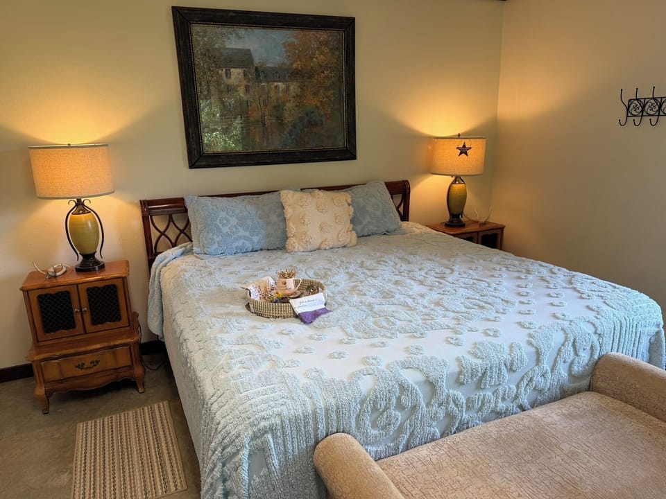 Room 7 - King Bed