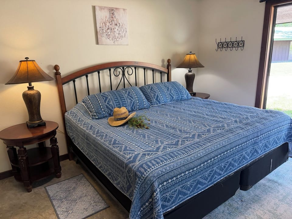 Room 8 - King Bed