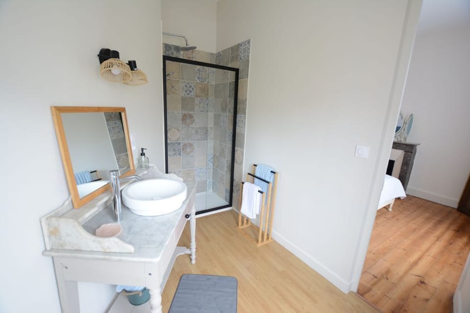 Chambre Filomena | Bathroom | Shower, rainfall showerhead, hair dryer, towels