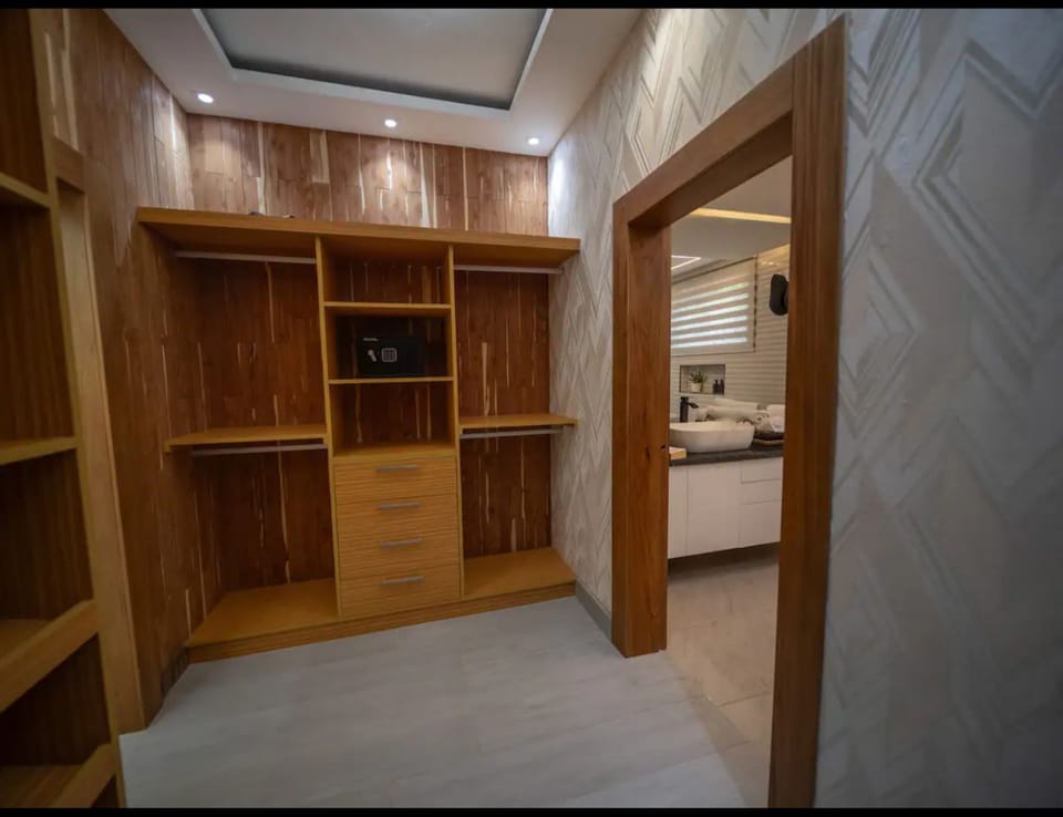 WALKING CLOSET MAIN BEDROOM