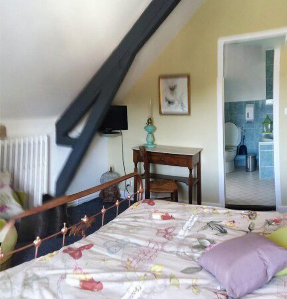 Romantic Double Room, Ensuite | Desk, iron/ironing board, free WiFi, bed sheets