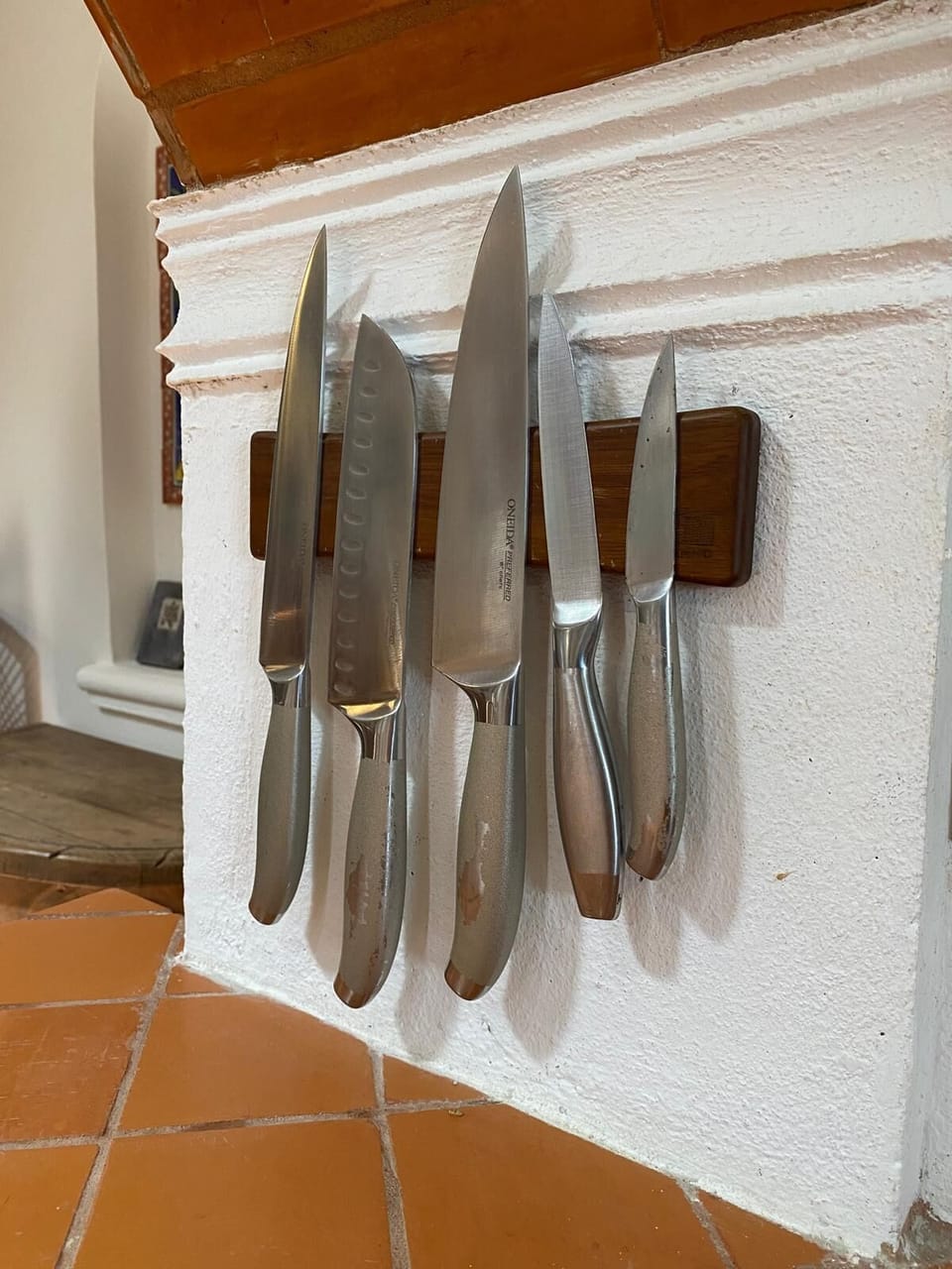 Kitchen knives on wall magnet for easy access.