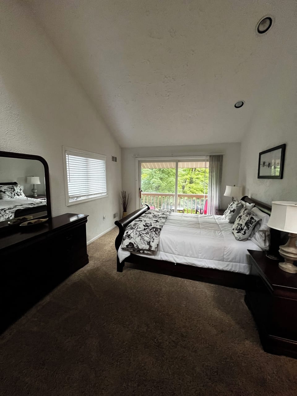 Second floor bedroom - Queen