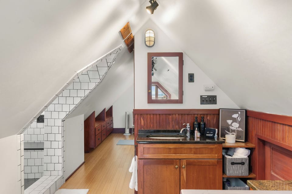 Wood elements bring warmth to this modern bathroom.