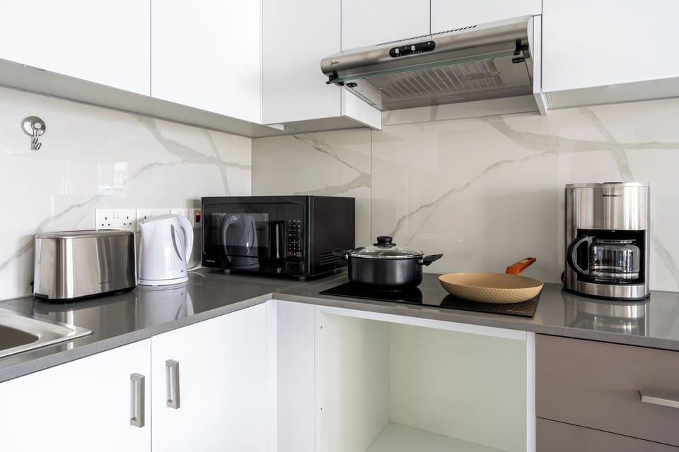 Apartment, 1 Bedroom, Kitchen, City View | Private kitchen | Coffee/tea maker, full-size fridge, microwave, oven