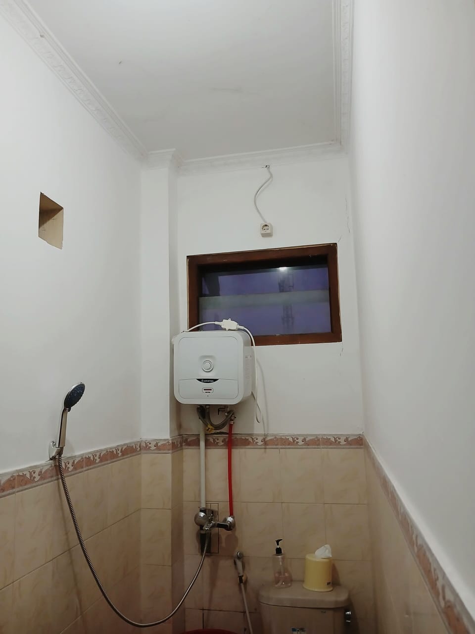 Family Twin Room | Bathroom | Shower, rainfall showerhead, free toiletries, towels